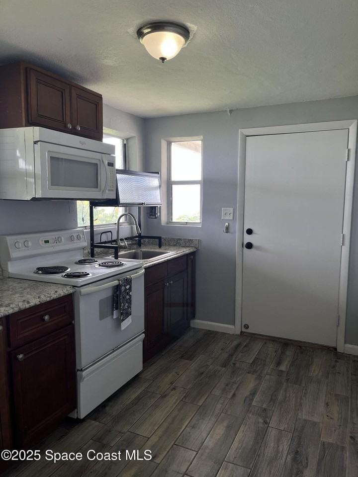 5275 N Highway 1 Apt 4 #4 - Photo 2 of 8