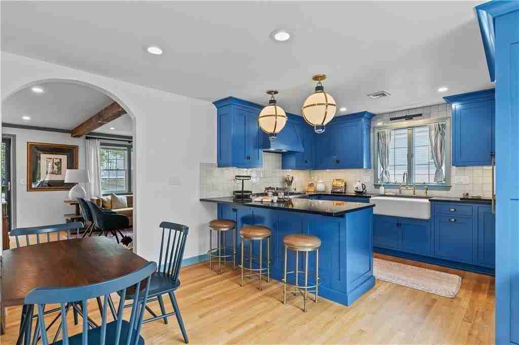 1 Narragansett Ave - Photo 5 of 23