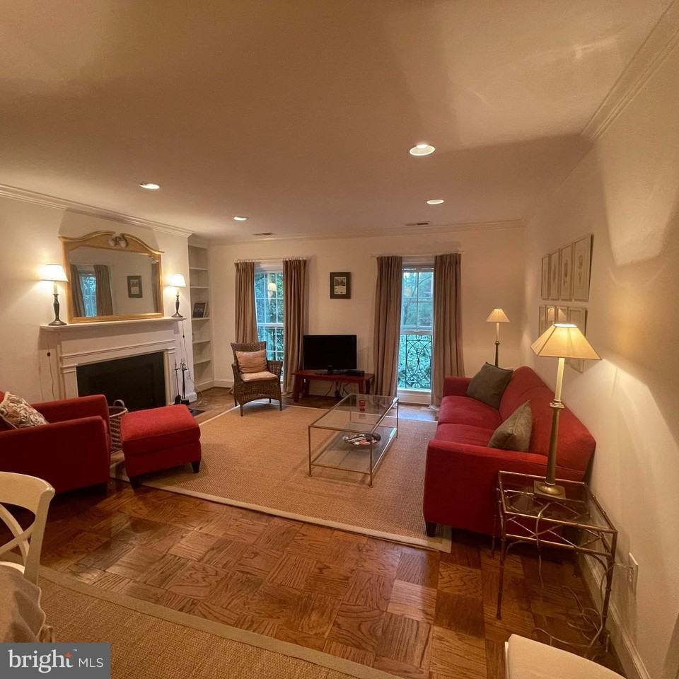 3221 Sutton Pl Nw Apt B #B - Photo 2 of 22