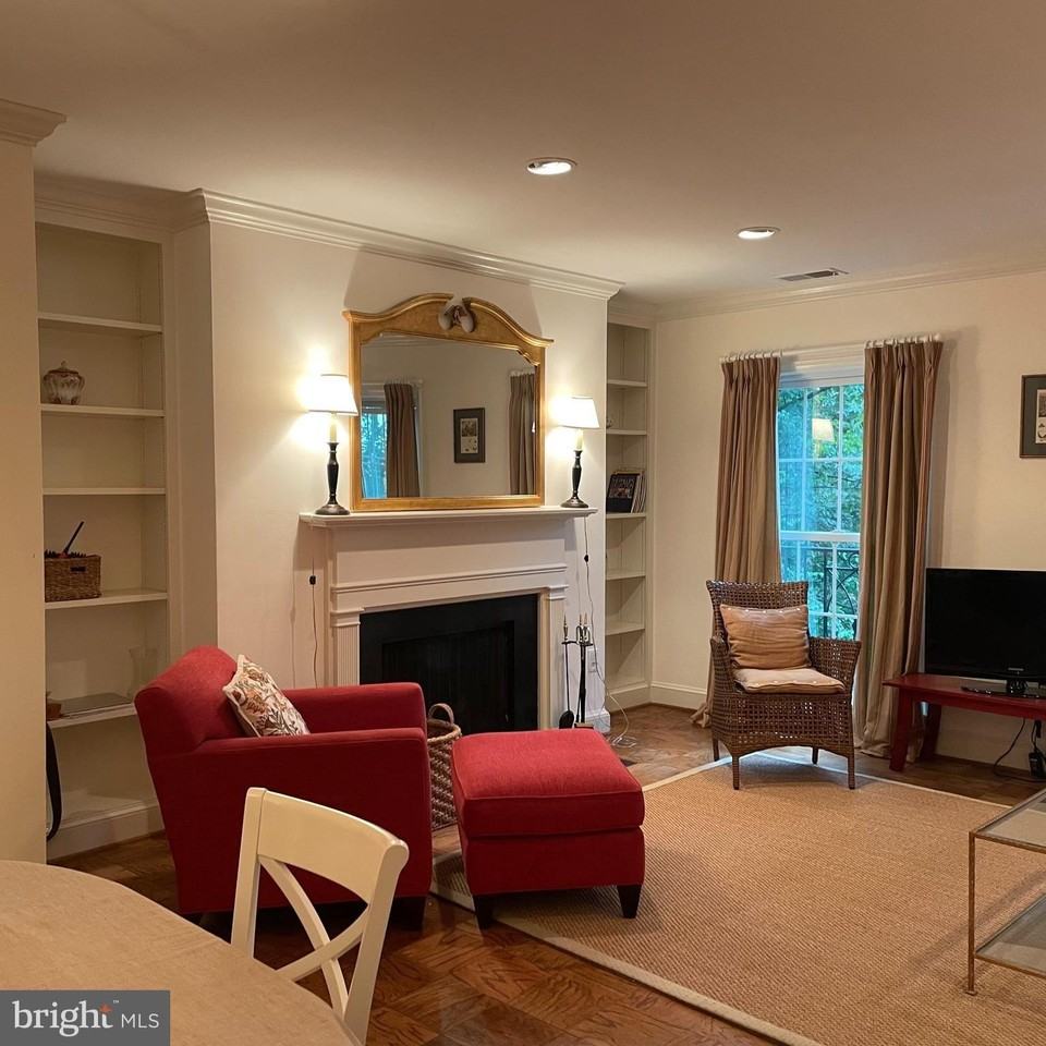 3221 Sutton Pl Nw Apt B #B - Photo 3 of 22