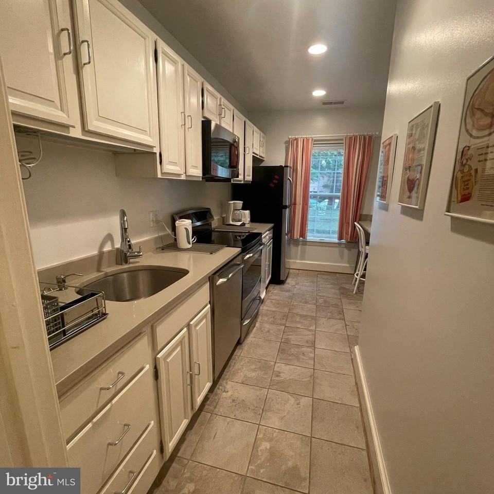 3221 Sutton Pl Nw Apt B #B - Photo 7 of 22