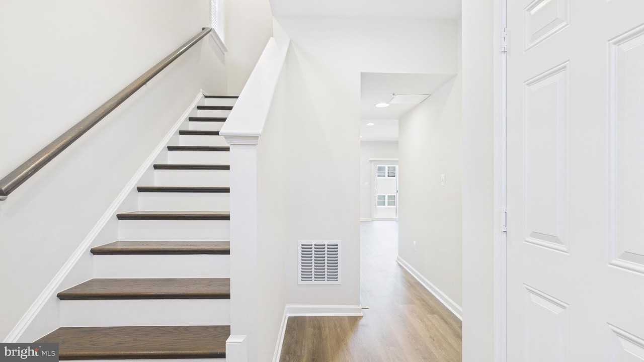 25 Chester Ct - Photo 3 of 38