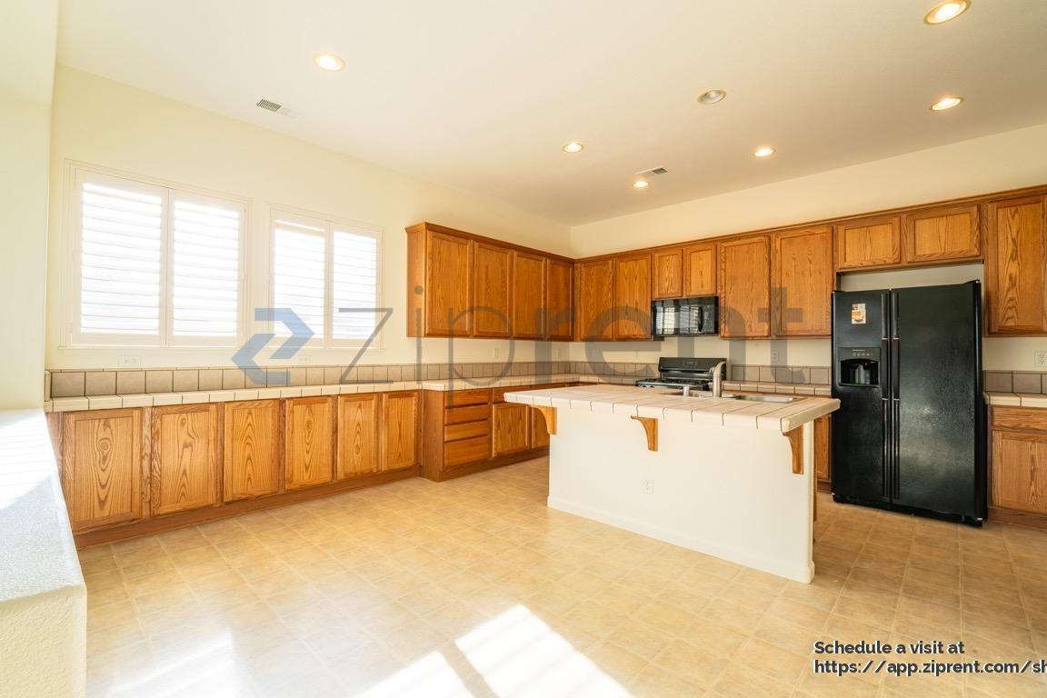 100 Canterbury Ct - Photo 7 of 49