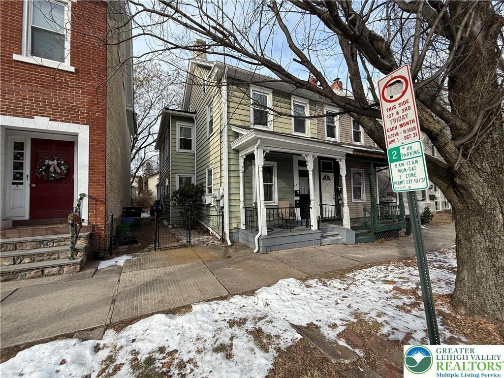 627 Center St - Photo 2 of 10