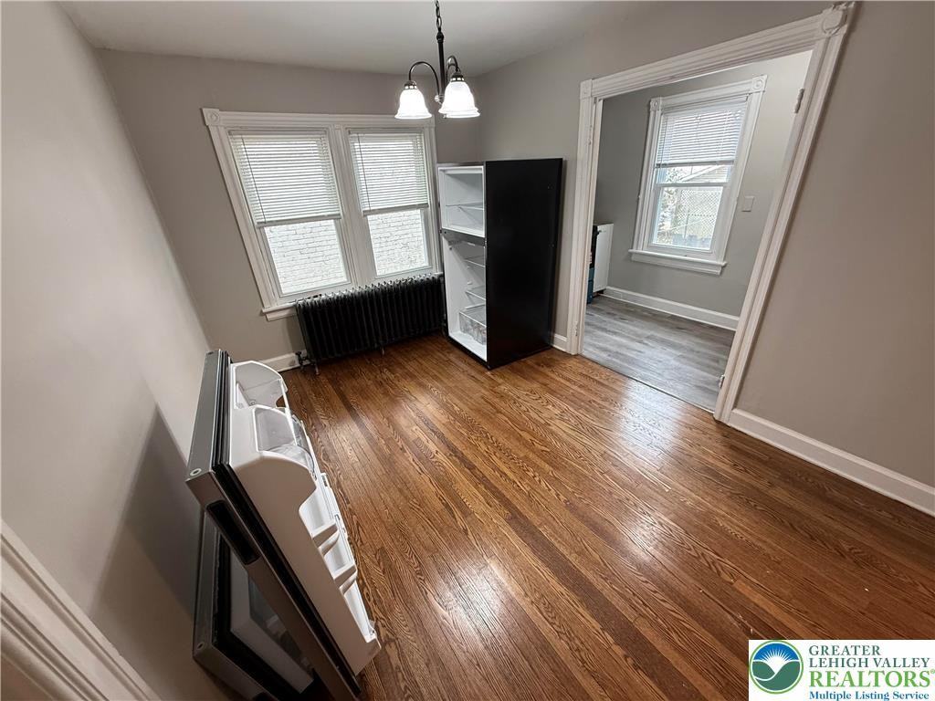 627 Center St - Photo 5 of 10