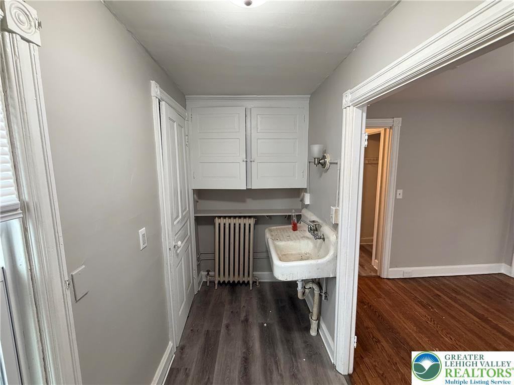 627 Center St - Photo 6 of 10