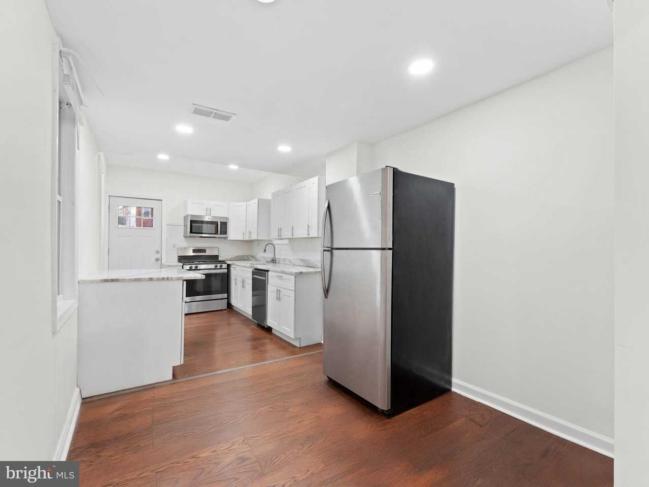 2443 Nicholas St - Photo 5 of 27