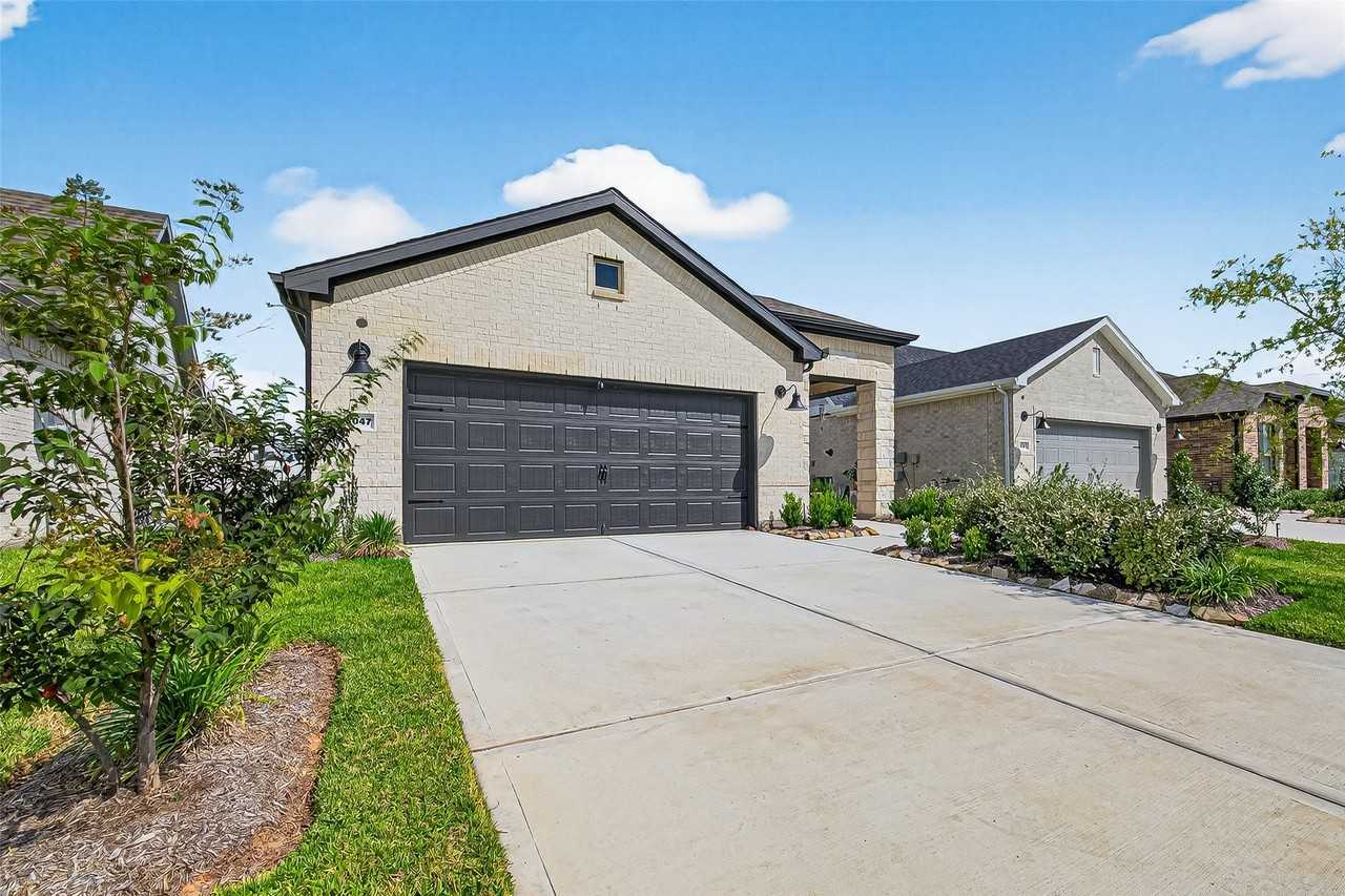 8047 Prospect Dr - Photo 3 of 48