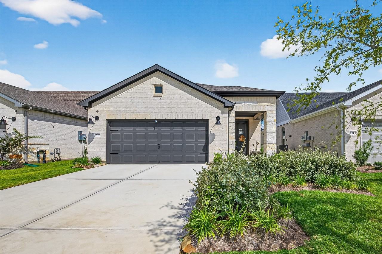 8047 Prospect Dr - Photo 4 of 48