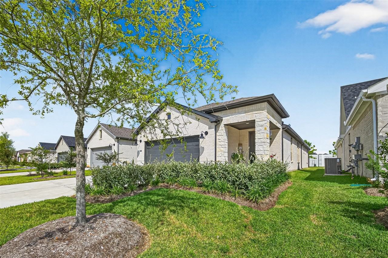 8047 Prospect Dr - Photo 5 of 48