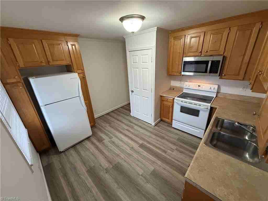 847 W 6th St #E - Photo 7 of 7