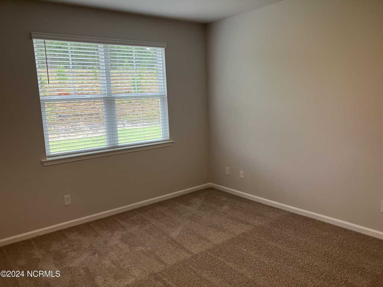 3093 Lochgreen Cir - Photo 4 of 21