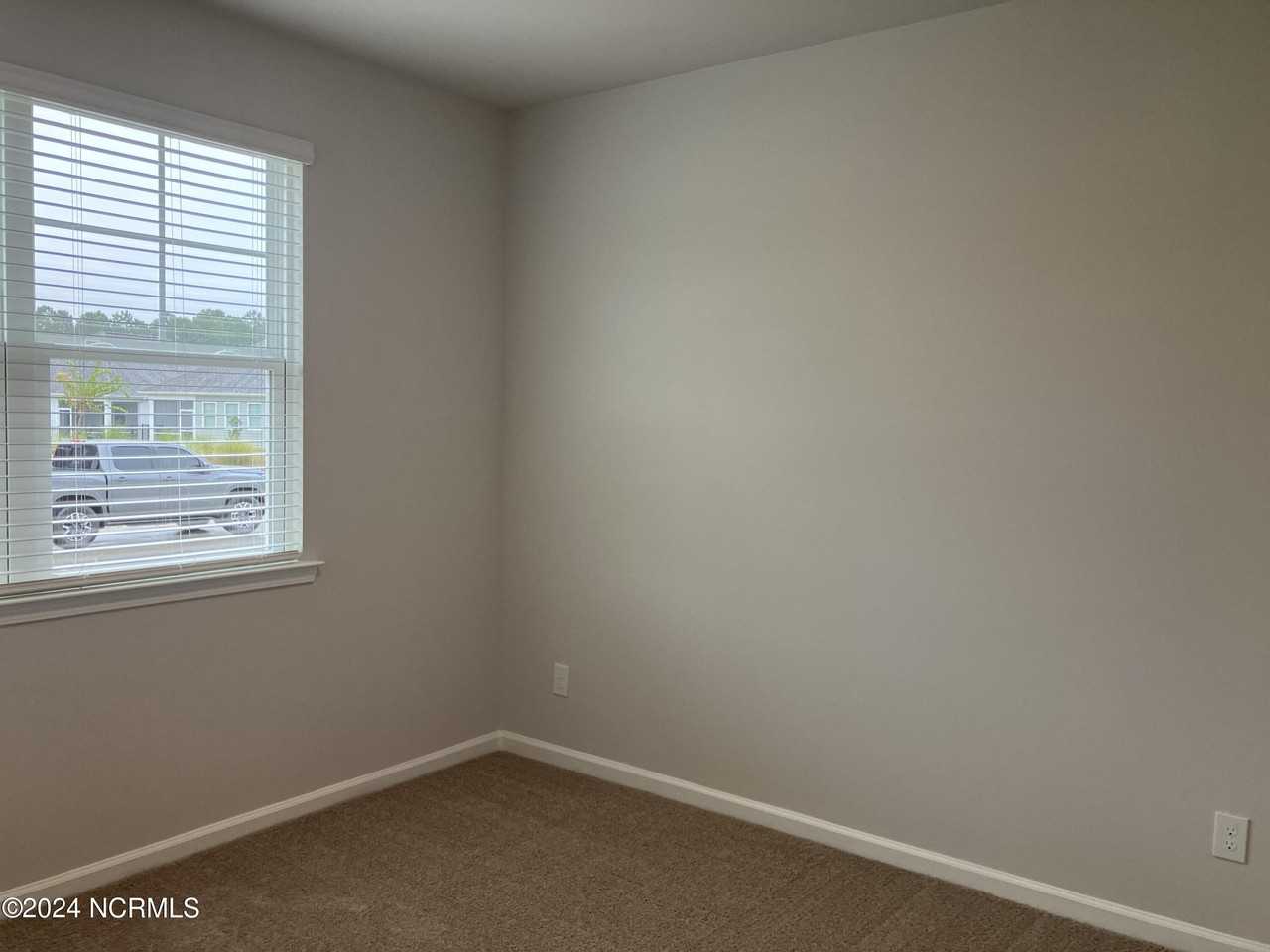 3093 Lochgreen Cir - Photo 5 of 21