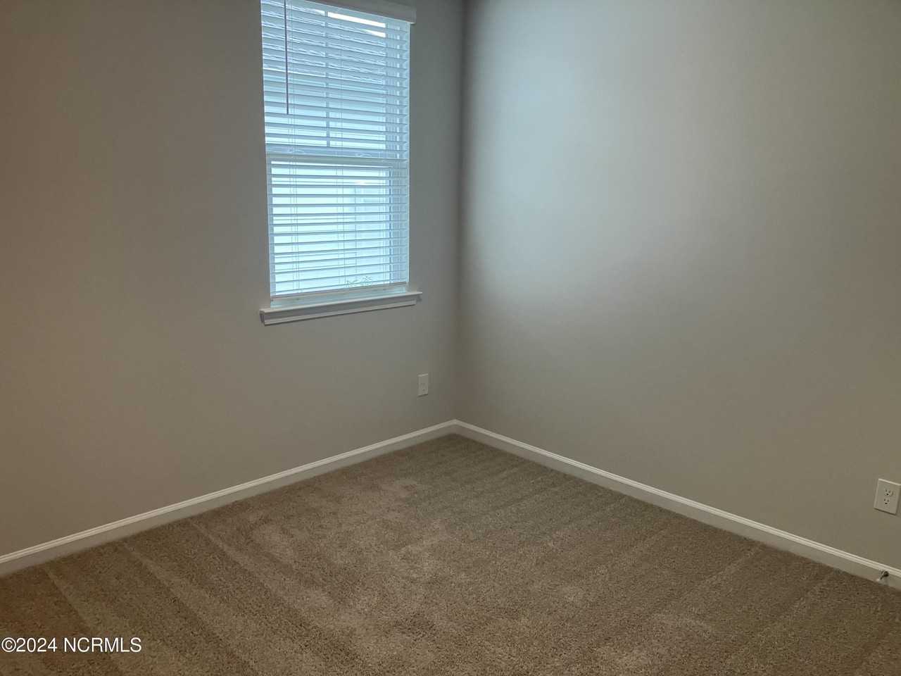 3093 Lochgreen Cir - Photo 6 of 21