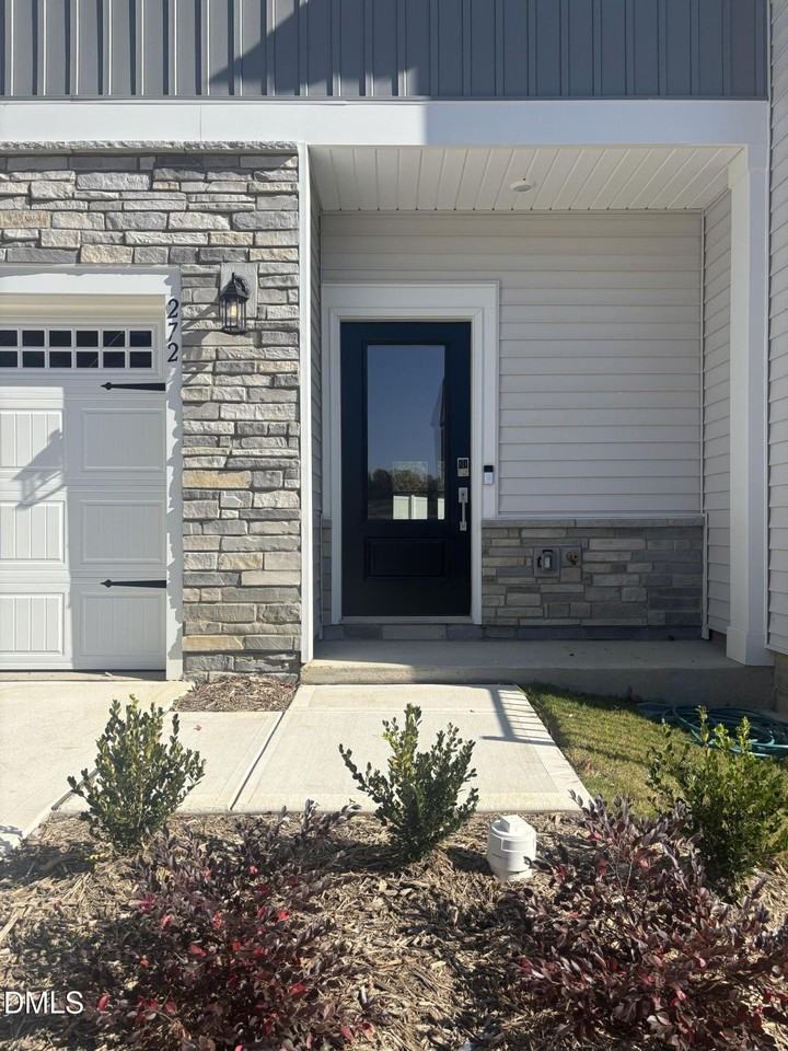 272 Hank Way - Photo 4 of 19