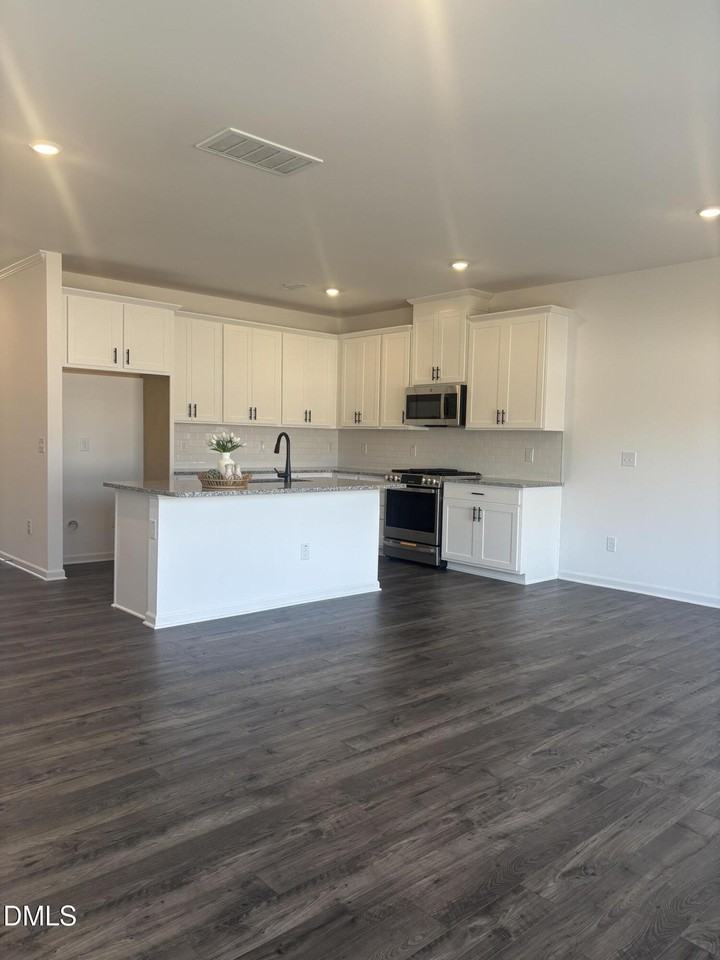 272 Hank Way - Photo 6 of 19