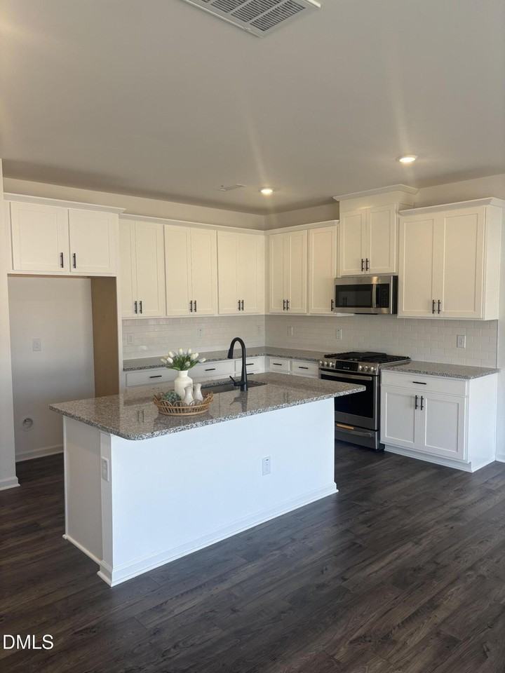 272 Hank Way - Photo 7 of 19