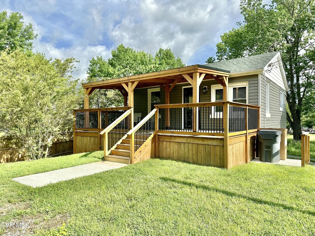 925 Wilson Ave - Photo 2 of 22