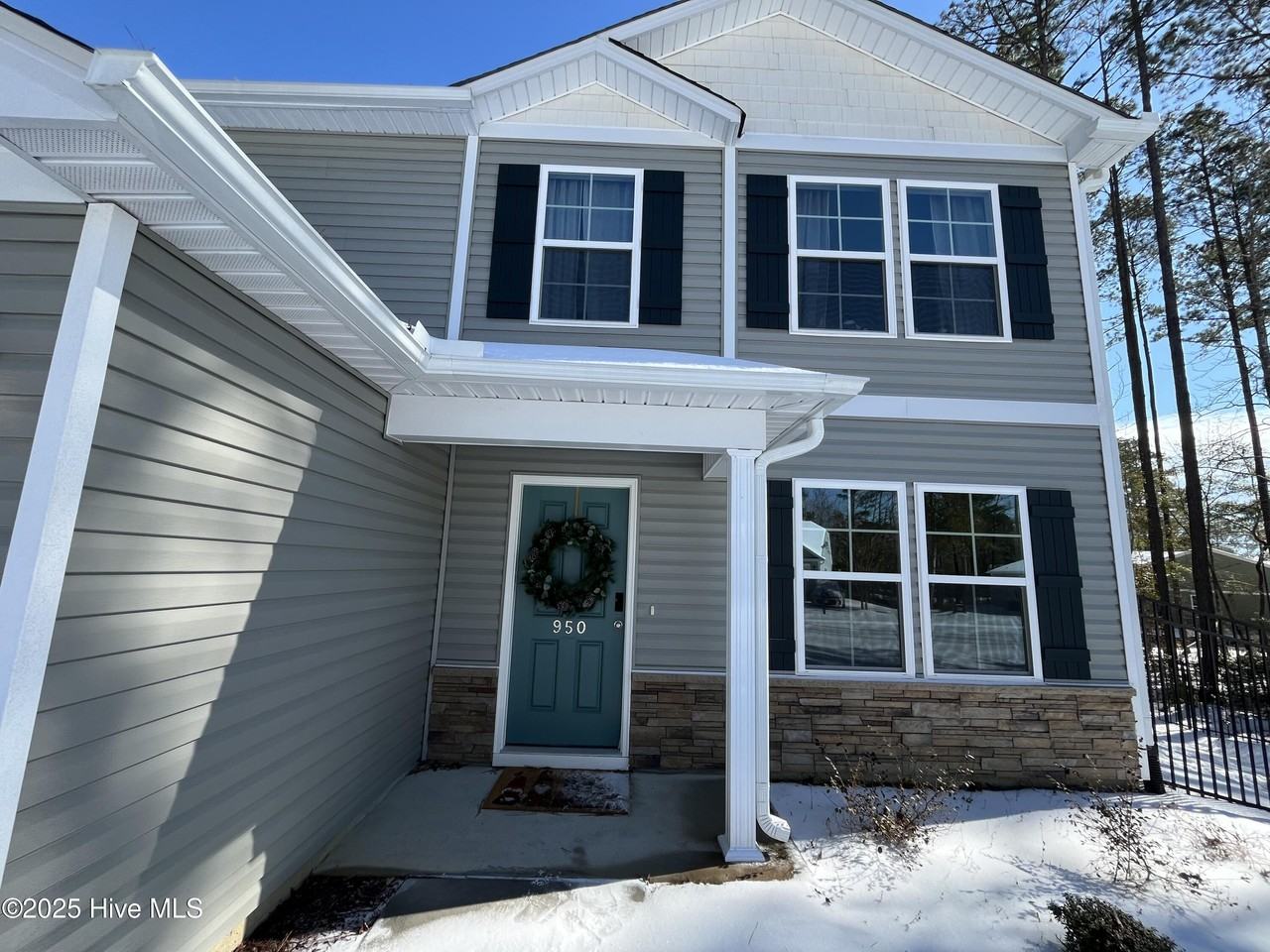 950 Pantego Blvd Se - Photo 2 of 9