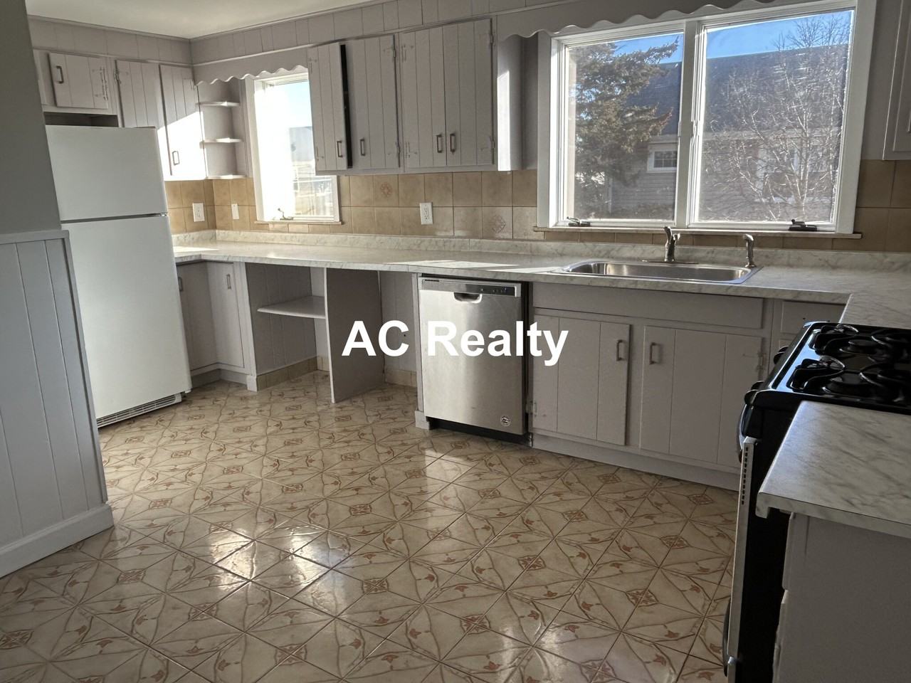 21 Carney St #2 - Photo 2 of 9