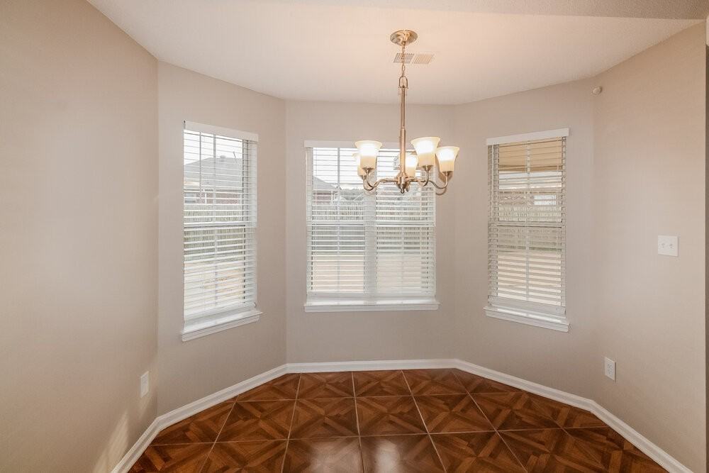 4283 Ravenwood Park W - Photo 6 of 17