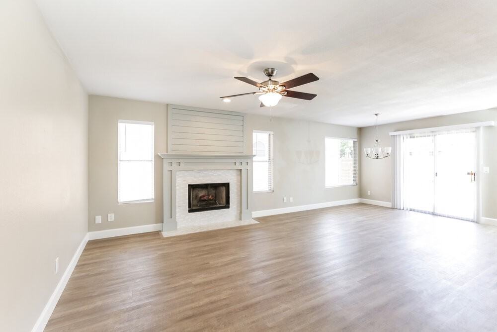 7922 W Laurel Ln - Photo 5 of 17