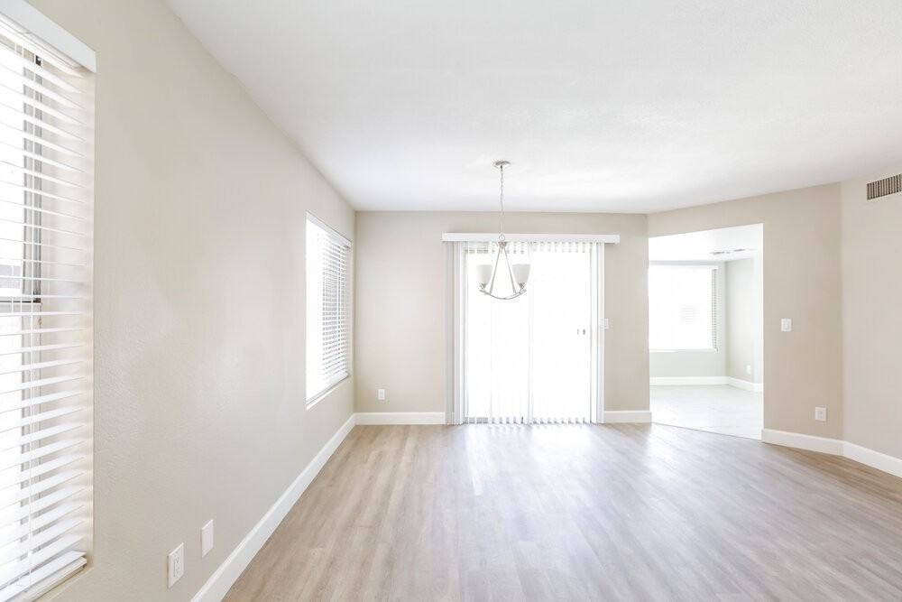 7922 W Laurel Ln - Photo 6 of 17