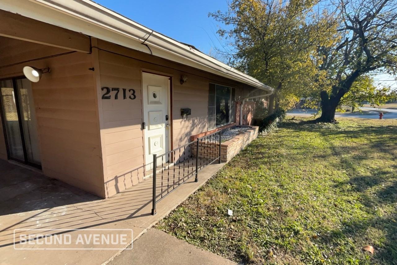 2713 S Carrier Pkwy - Photo 2 of 15