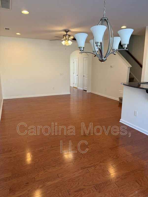 405 Christiane Way - Photo 4 of 20