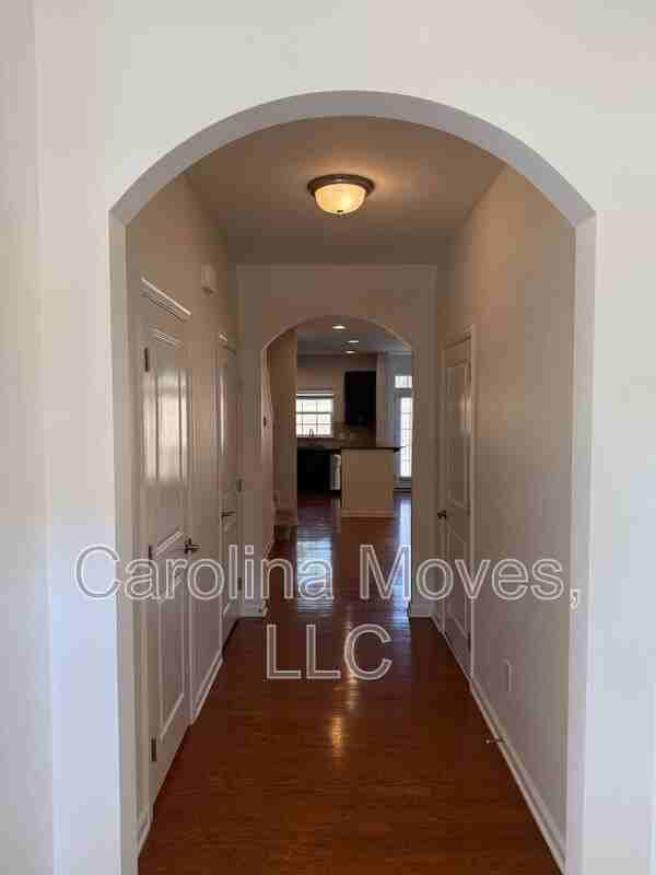 405 Christiane Way - Photo 5 of 20