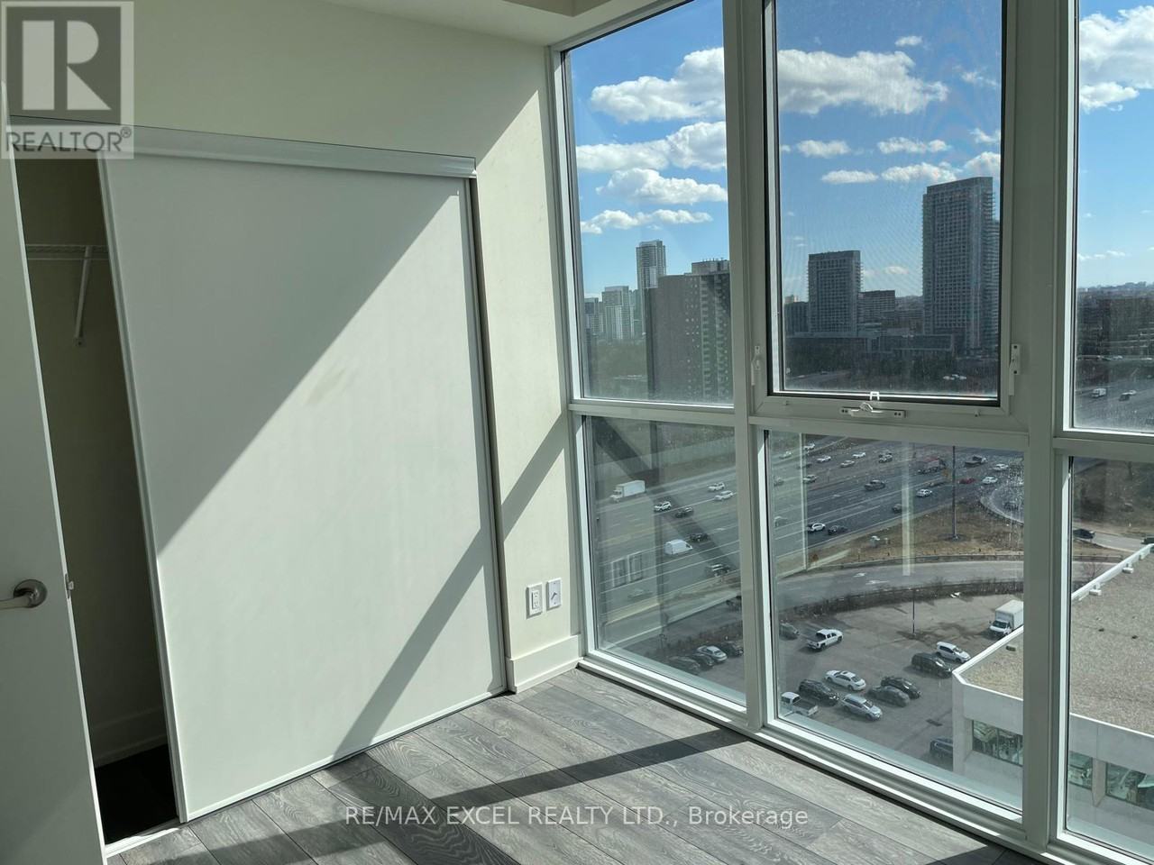 180 Fairview Mall Dr - Photo 3 of 9