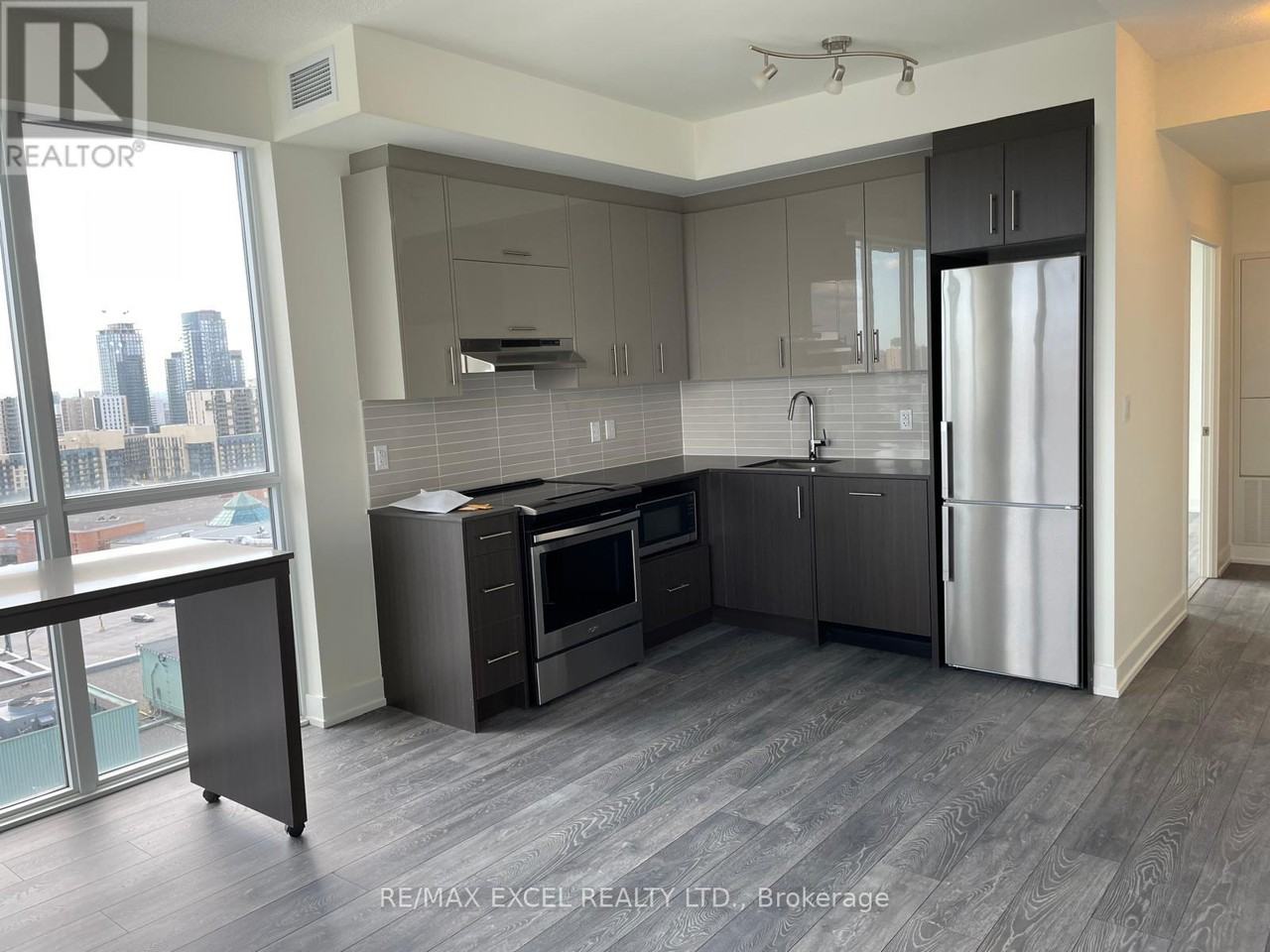 180 Fairview Mall Dr - Photo 2 of 9