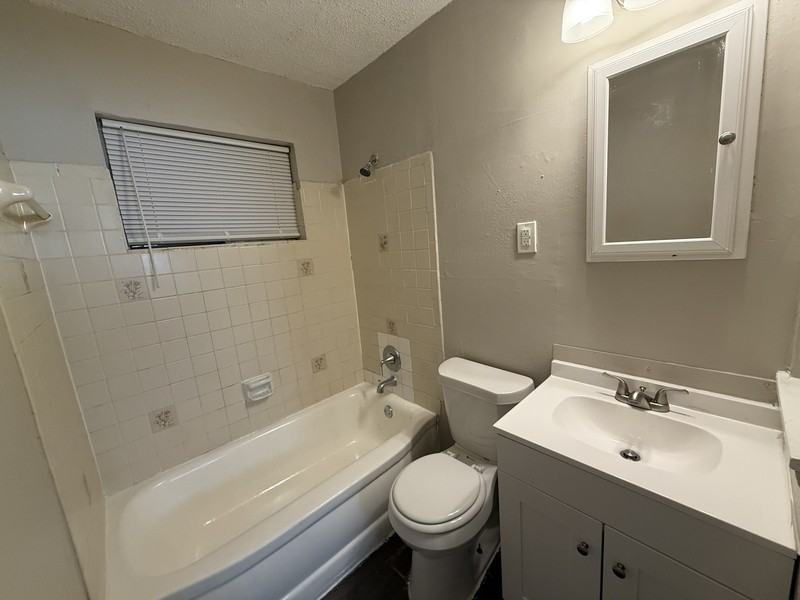 2086 Hubert Ave - Photo 5 of 14