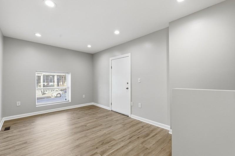 2429 Barclay St - Photo 2 of 18