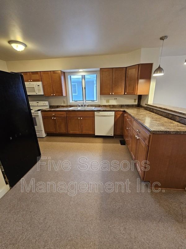 432 Colchester Ave - Photo 3 of 17