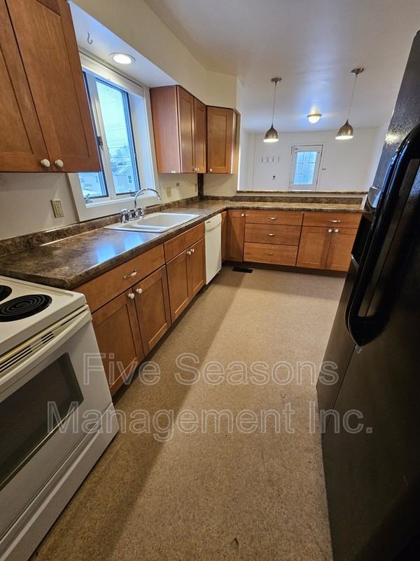 432 Colchester Ave - Photo 5 of 17