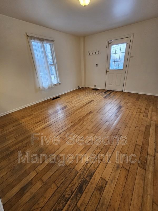 432 Colchester Ave - Photo 4 of 23