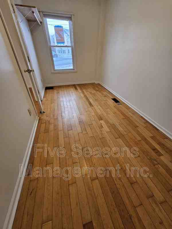 432 Colchester Ave - Photo 5 of 23