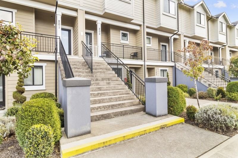 2335 Allenmore Brownstonesstate Street - Photo 4 of 13