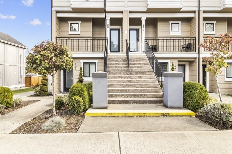 2335 Allenmore Brownstonesstate Street - Photo 7 of 13