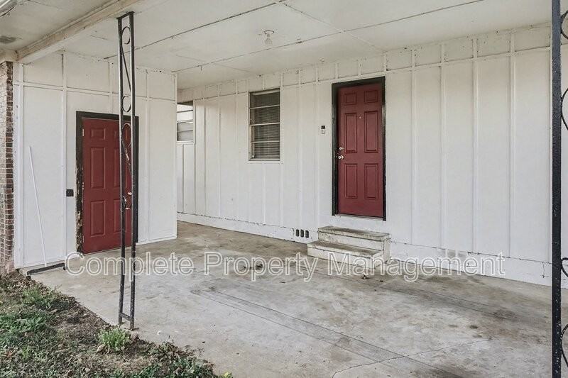 440 Oakmont St - Photo 4 of 19