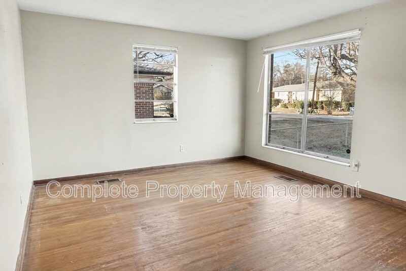 440 Oakmont St - Photo 6 of 19