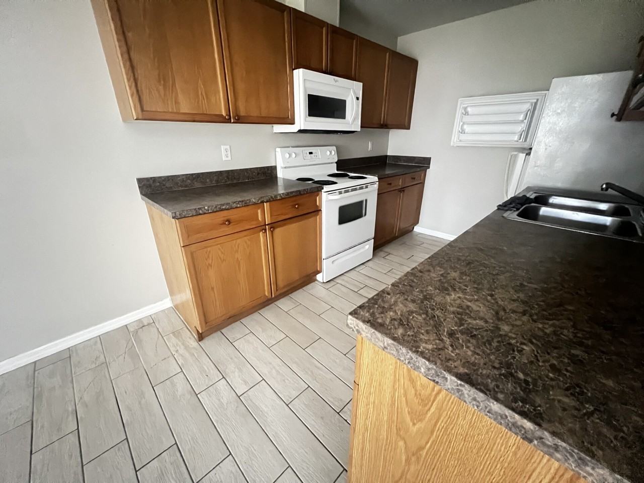 1019 Southeast 11th Street - Photo 5 of 9