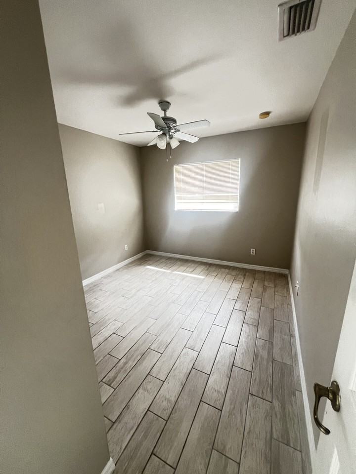 1019 Southeast 11th Street - Photo 6 of 9