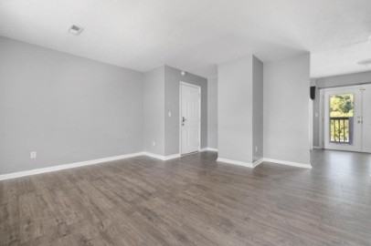 1429 Stratford Road - Photo 3 of 9