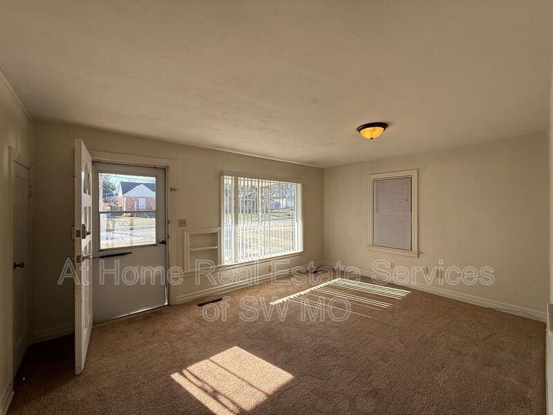 621 E Portland St - Photo 2 of 9