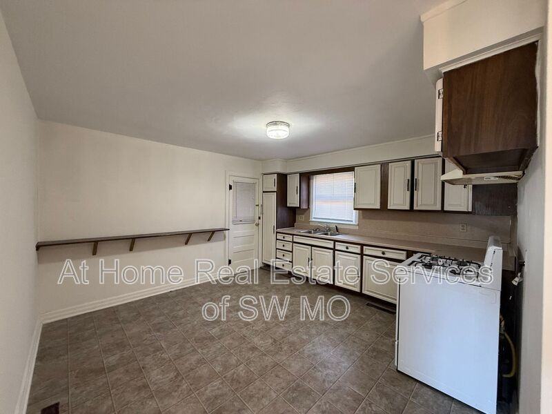 621 E Portland St - Photo 3 of 9