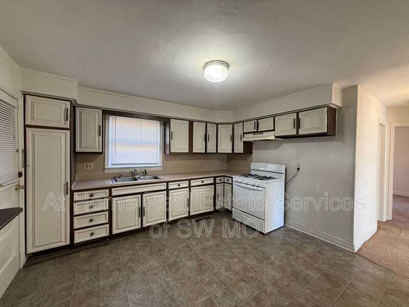 621 E Portland St - Photo 4 of 9