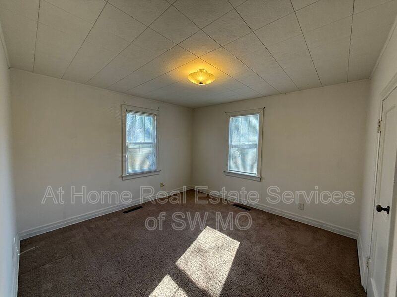 621 E Portland St - Photo 5 of 9