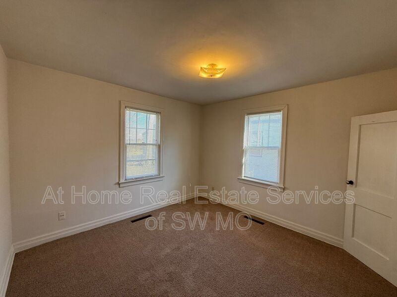 621 E Portland St - Photo 6 of 9